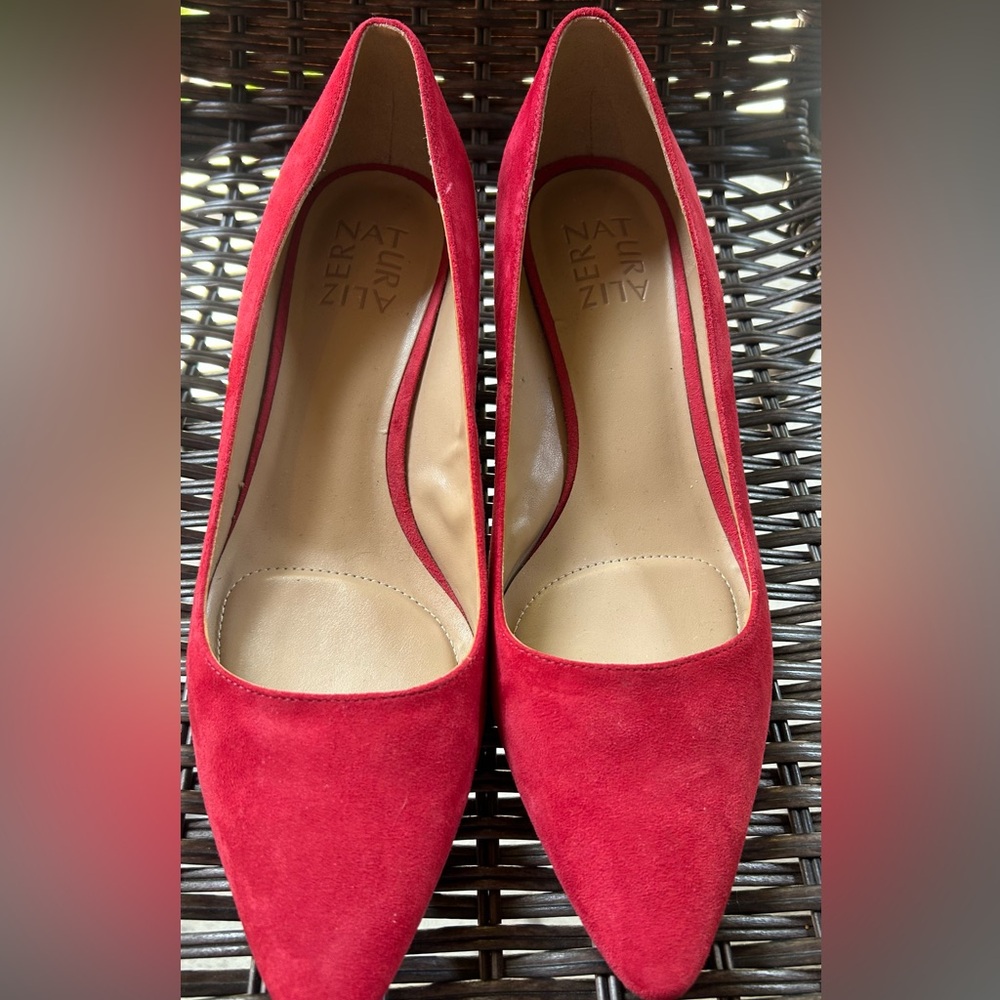Naturalizer. Blondie inspired kitten heel (9.8 in heel - toe)